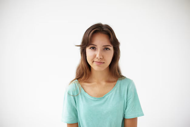 files/mujer-joven-expresiva-posando_344912-1372.avif